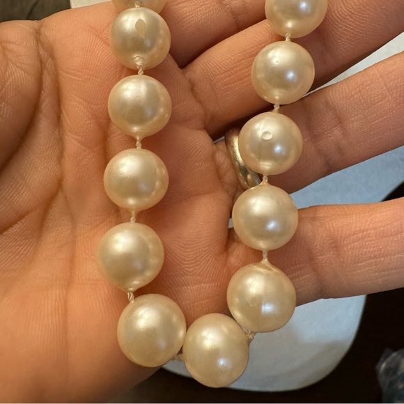 Beautiful Faux Pearl Vintage Necklace Hand-knotted Beaded - Picture 3 of 6
